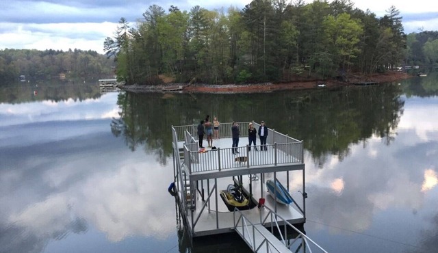 Lakefront Gem, Mtn views, dock + HOT TUB