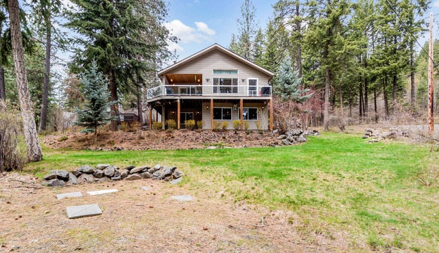 Lakefront gem near town, golf, and hiking with large deck & water views