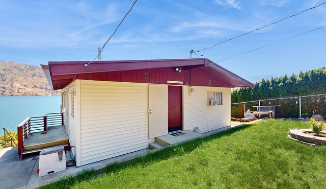 Lakefront gem with large deck, grill, fast WiFi, & great views