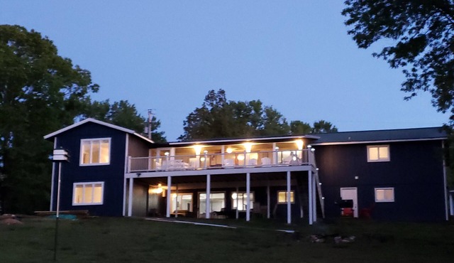 Lakefront - Gentle Slope to Water - Sleeps 18