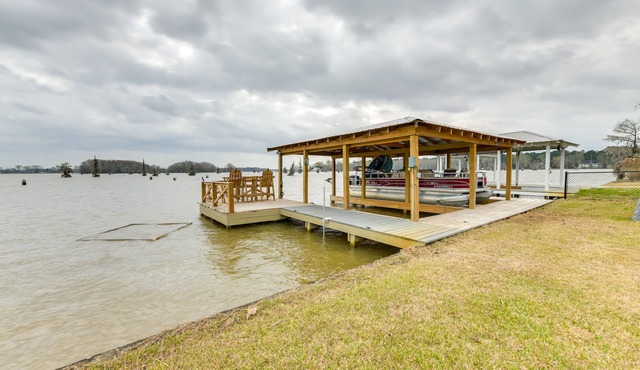 Lakefront Georgia Escape w/ Fire Pit & Boat Dock!