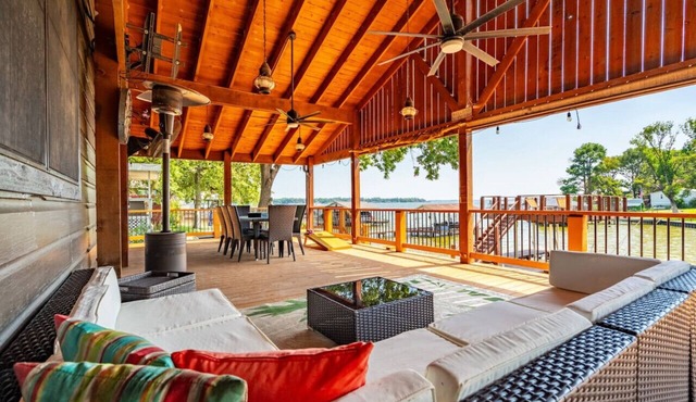 Lakefront Getaway: 360 Water View & Party Deck
