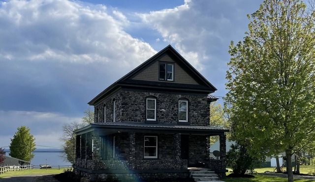 Lakefront Getaway at the Cozy Stone House