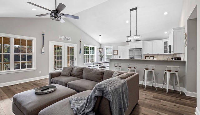 Lakefront Getaway: Dock, Kayaks, Fire Pit, 70" TV
