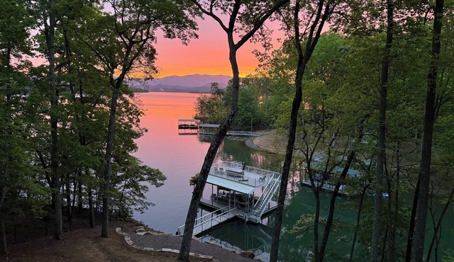 Lakefront Getaway; Lake and Mountain Views, EV Charger, Private Dock, Golden Tee