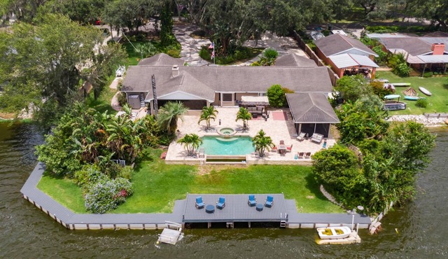 Lakefront Getaway - Luxurious Home - Pool & Games