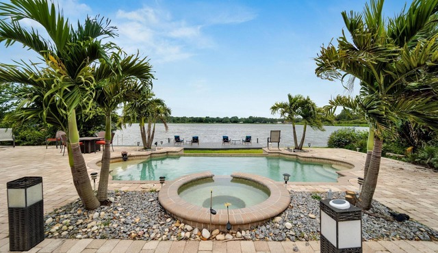 Lakefront Getaway -Luxurious Home -Pool & Games