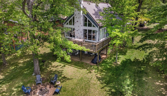 Lakefront getaway on beautiful Lake McGinnis, just a short drive from Wisconsin Dells!