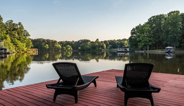Lakefront Getaway, Private Dock, Porch, and Fishing!