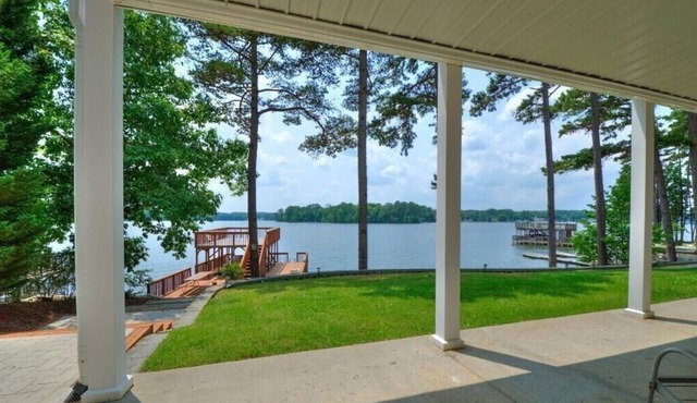 Lakefront Getaway - Putting Green ⛳️, Boat Dock, Arcade, Game Consoles, & Kayak