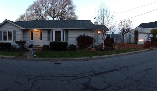 Lakefront Getaway: Scenic Retreat Close to Many Attractions