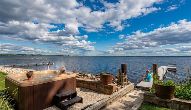 Lakefront Getaway with Hot Tub, Dock, & Game Room - Kosh Kottage