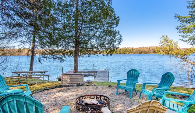 Lakefront Getaway W/ Firepit, Free WiFi, Dock, & Large Deck - Dogs Welcome