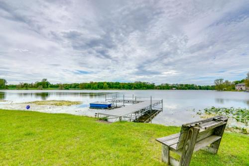 Lakefront Getaway w/Fire Pit in Akron