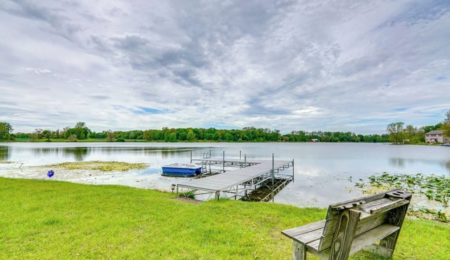Lakefront Getaway w/Fire Pit in Akron