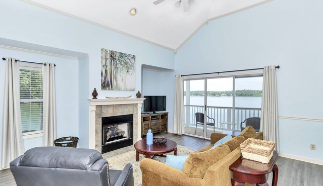 Lakefront Getaway with Stunning Western Views – Sleeps 6!