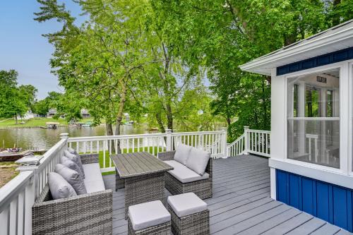 Lakefront Getaway with Private Dock in Colon!