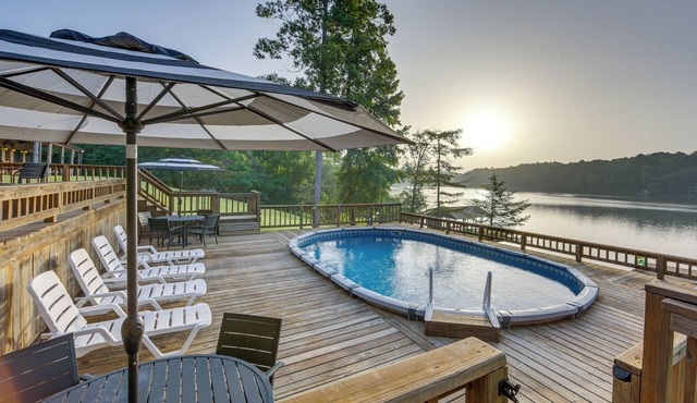 Lakefront Gladewater Retreat w/Dock + Hot Tub!