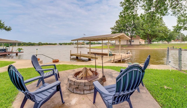 Lakefront Granbury Home w/Patio, Fire Pit & Dock!