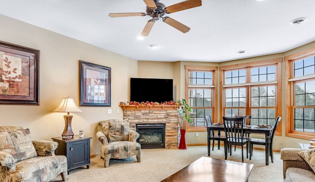 Lakefront ground-floor condo with balcony, fireplace, W/D, pool & hot tubs