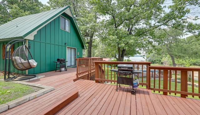 Lakefront Grove Cabin: Shared Dock & Seasonal Pool