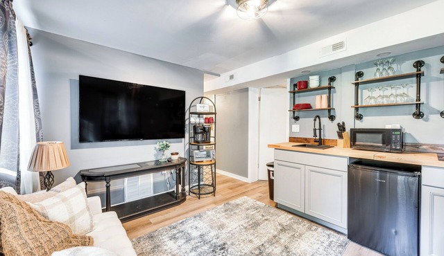 Lakefront Guest Suite Near Richmond