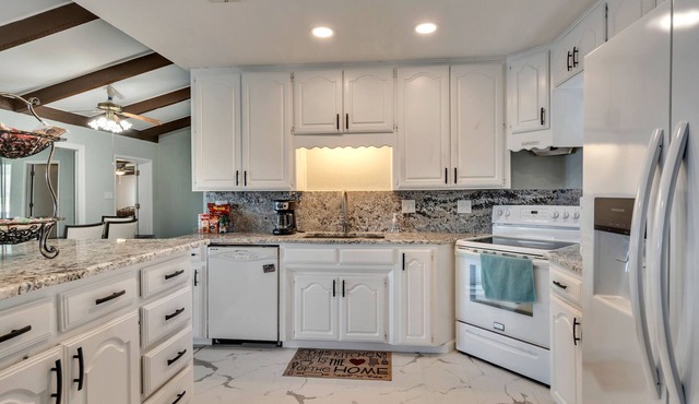 Lakefront Guesthouse. Near Sheppard Air Force Base & MSU. Gated, game room & fun