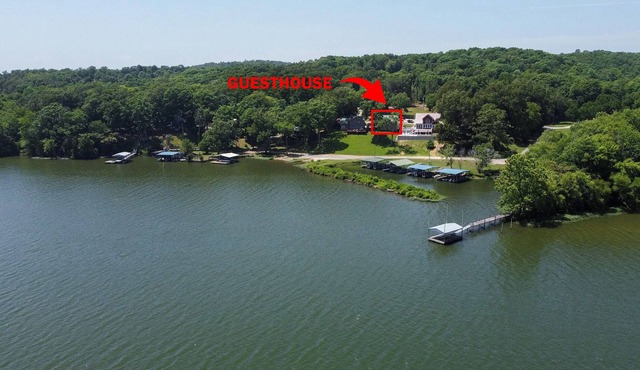 Lakefront Guesthouse with hot tub and lake access