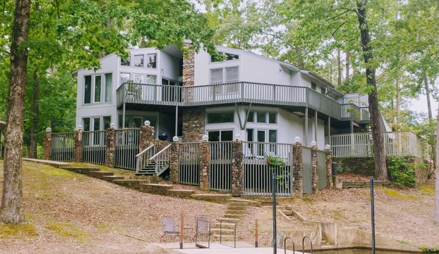 LAKEFRONT HOME WITH BOAT DOCK - LARGE AND SPACIOUS - NO PETS /NO SMOKING