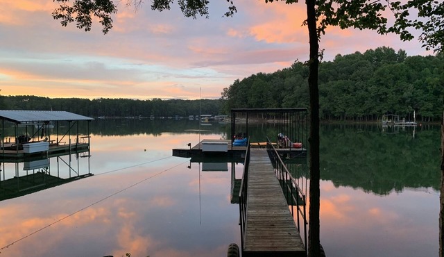 LAKEFRONT HARTWELL! Good dogs welcome! Covered dock, fire pit, kayaks!