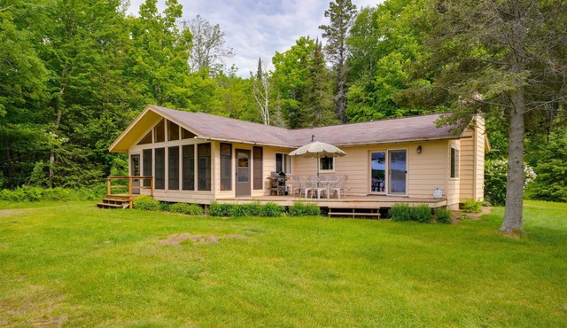 Lakefront haven with three living areas and WiFi