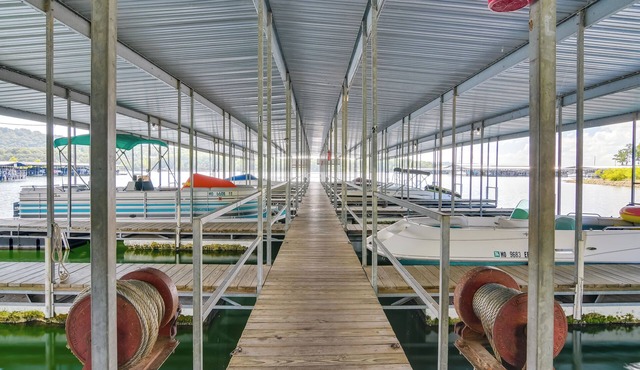 Lakefront Haven: Boat Slip, Deck & Community Pool!