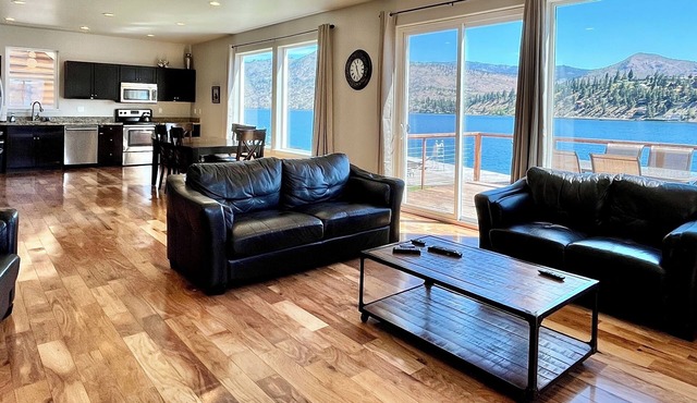 Lakefront Haven: Pet-Friendly Home, Hot Tub, Flat Grassy Yard