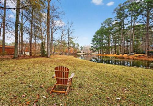 Lakefront Haven - Sunroom, Deck, Near Hospital