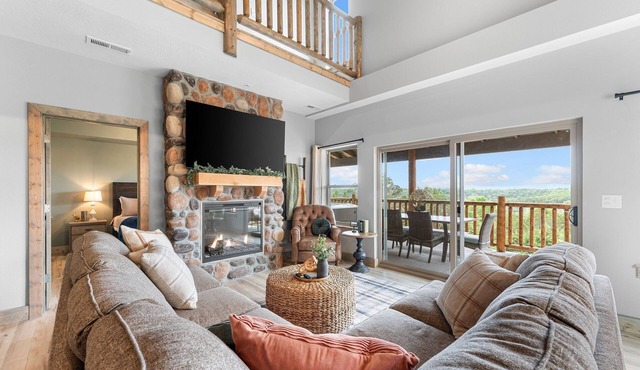 Lakefront Haven with Indoor & Outdoor Pool Access, Hottub & Gym