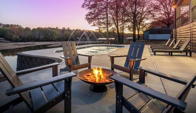 Lakefront! Heated Pool! Hot Tub! Game Room!