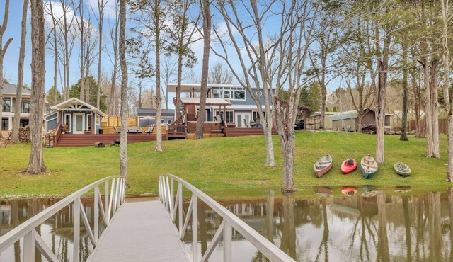 Lakefront, Heated Pool, Sauna, Sleeps 8!