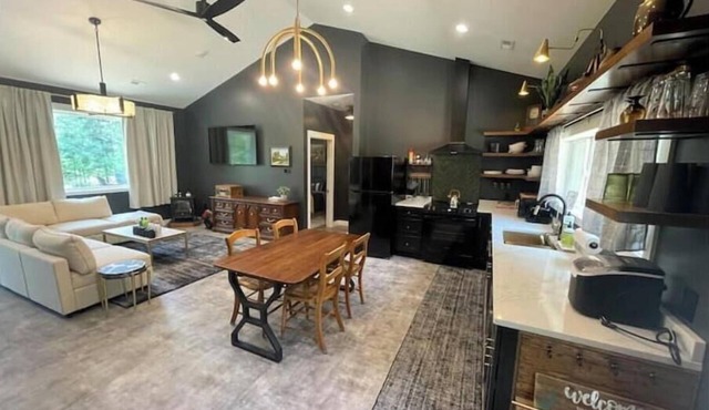 Lakefront Hideaway Modern 2BR/2BA Home with Hot Tub Wisconsin Dells 5minutes