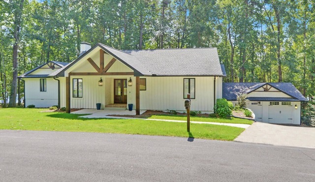 Lakefront Hideaway on Hartwell