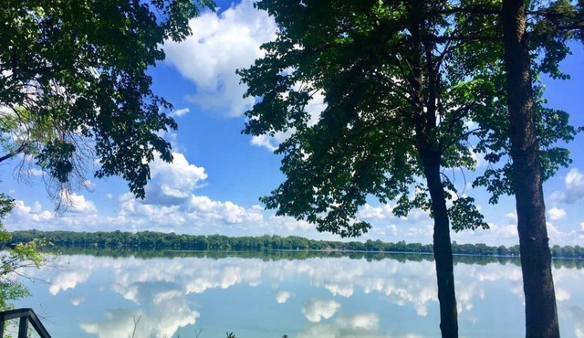 Lakefront Hideaway 50 minutes from Minneapolis.