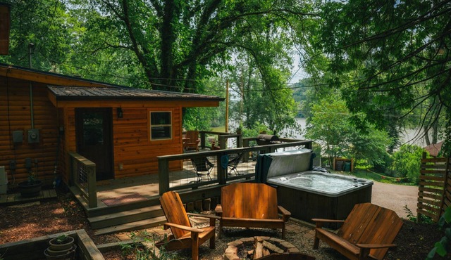 Lakefront Hilltop Cabin Hot tub Firepit