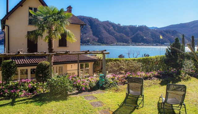 Lakefront historic house in Caslano (MERIGGI LAKEFRONT)
