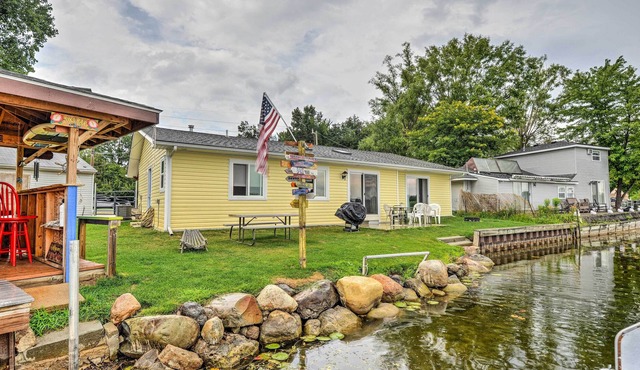 Lakefront Home: Private Bar, BBQ, & Fire Pit!