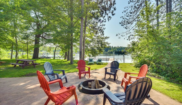 Lakefront Holcombe Getaway: Hot Tub, 2 Docks!