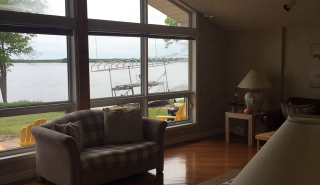 Lakefront Home - 2bdrm Plus Bunkie