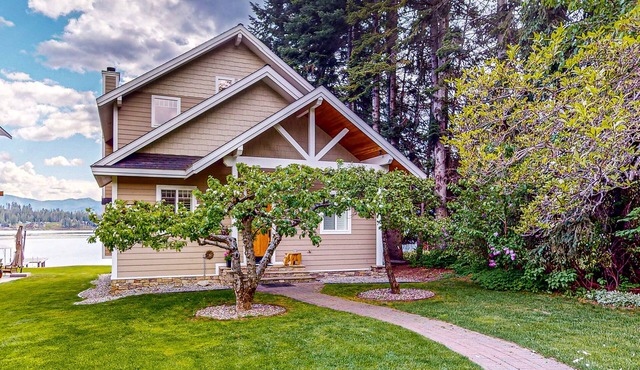 Lakefront home and studio with kayaks, dock, WiFi, fireplaces, BBQ grill