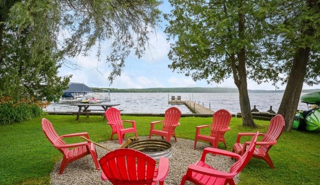 Lakefront Home Away From Home