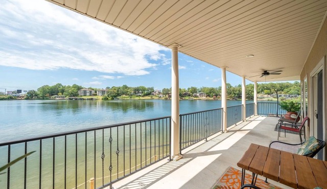 Lakefront home away from home!