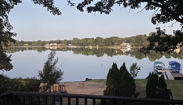 Lakefront home. Beach and park.