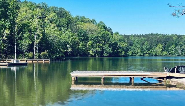 Lakefront home. Beach. Kayaks. Dock. Outdoor fireplace & TV. Neighborhood Pool.